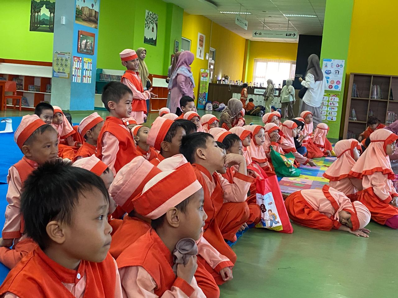 Wisata LiterAsyik Ke Perpustakaan Jakarta Timur Bersama TKI Al-Istiqomah